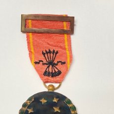 Medallas condecorativas: MEDALLA DE LA VIEJA GUARDIA CON CINTA DE FALANGE. Lote 365811956