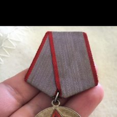 Medallas condecorativas: MEDALLA SOVIETICA AL VALOR LABORAL, DE PLATA. Lote 366423916