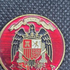 Medallas condecorativas: MEDALLA DE METAL CON ANTIGUO ESCUDO DE ESPAÑA AGUILLA MUY BONITA Y ESCASA. Lote 384102464