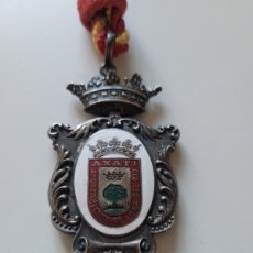 Medallas condecorativas: MEDALLA DEL AYUNTAMIENTO DE LORA DEL RÍO - SEVILLA . EPOCA DE FRANCO. 6,3 X4 CM. 45 GR. EXCELENTE.. Lote 401231004
