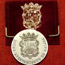 Medallas condecorativas: ANTIGUA MEDALLA DE LA CIUDAD DE MÁLAGA CONCEDIDA POR EL AYUNTAMIENTO.