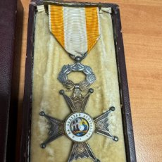 Medallas condecorativas: MEDALLA “CRUZ DE PLATA DE LA REAL ORDEN DE ISABEL LA CATÓLICA “. MADRID 1920.