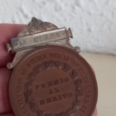 Medallas condecorativas: MEDALLA PREMIO AL MÉRITO. 1A CLASE. ISABEL II. BARCELONA