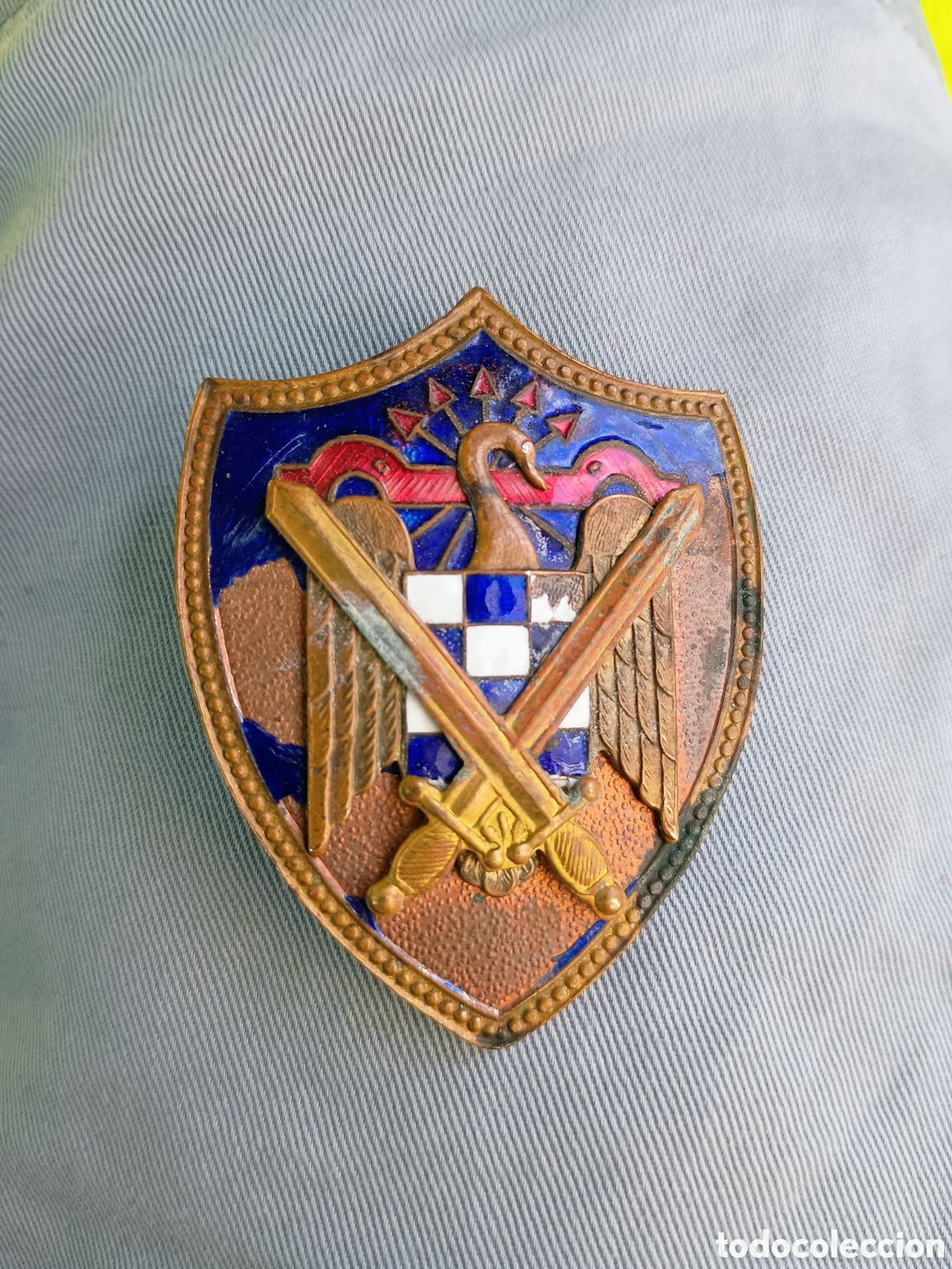 Medallas condecorativas: Insignia militar a restaurar - Foto 1