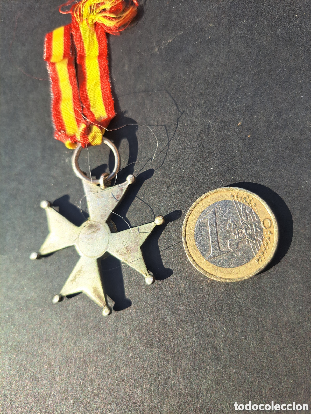 Medallas condecorativas: Medalla con figura de Isabel 2&deg; - Foto 4