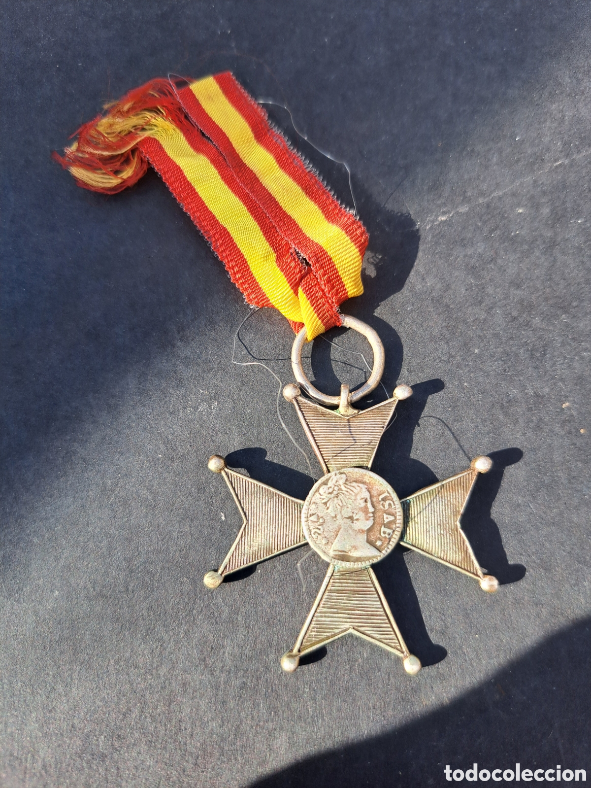 Medallas condecorativas: Medalla con figura de Isabel 2&deg; - Foto 1