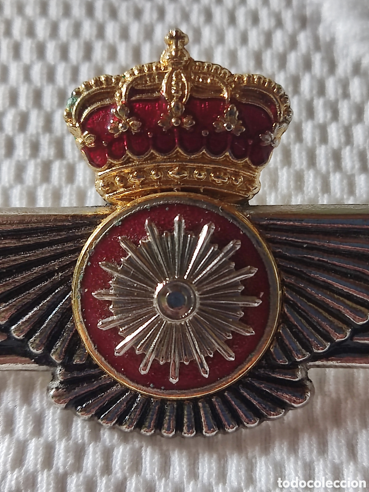 Medallas condecorativas: Insignia militar con esmalte rojo - Foto 2