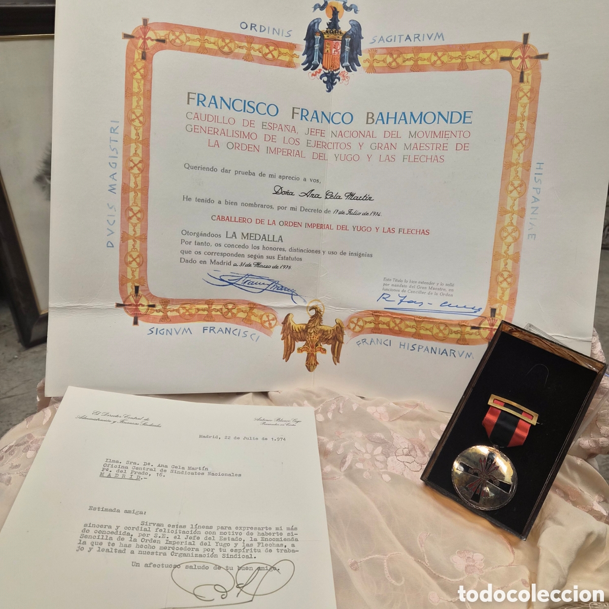 Medallas condecorativas: Medalla Orden Imperial del Yugo y las Flechas &Eacute;poca franquista (1974-1975) Con diploma original