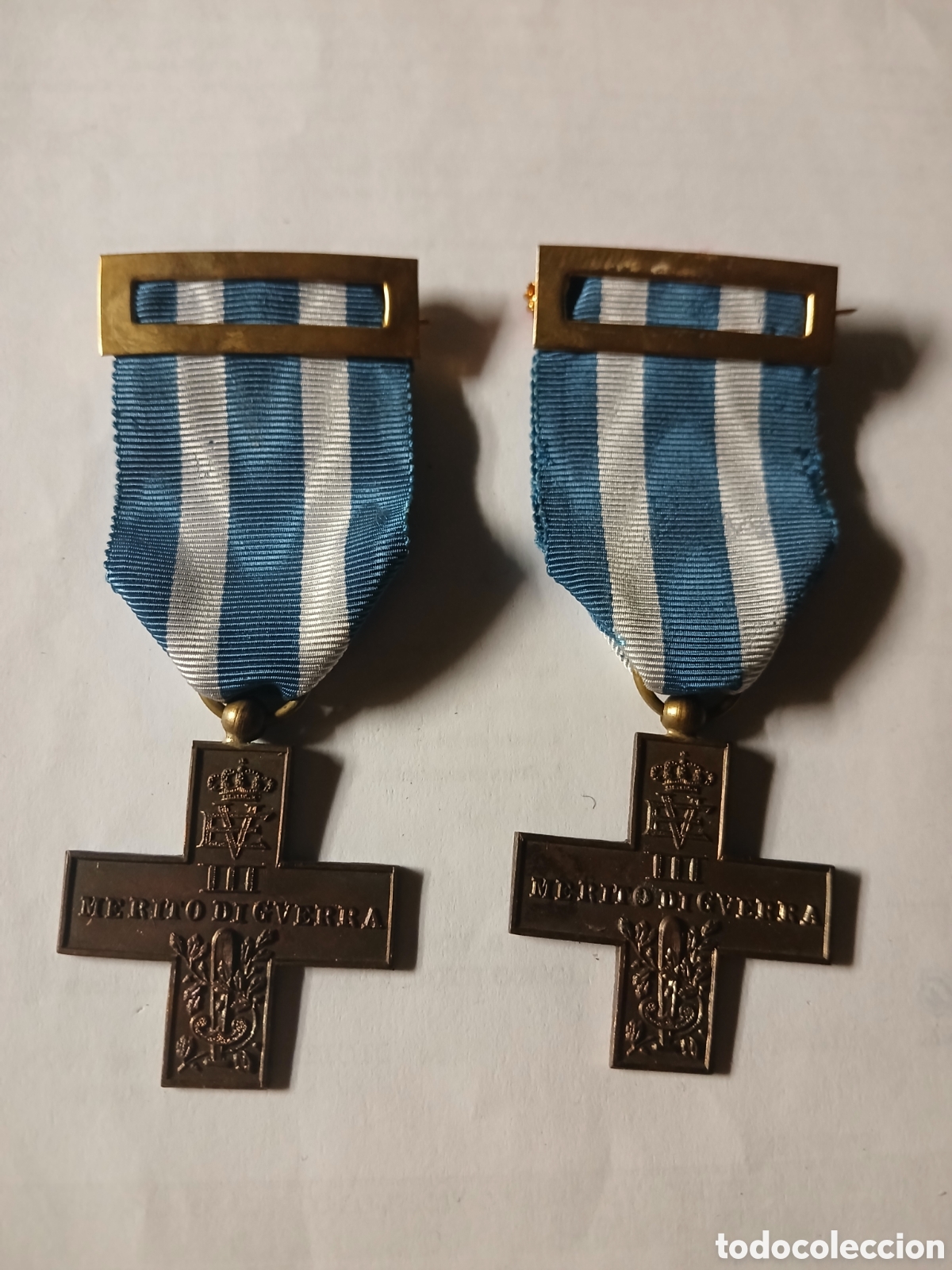 Medallas condecorativas: DOS MEDALLAS ITALIANAS, CONDECORACI&Oacute;N AL MERITO DE GUERRA,.