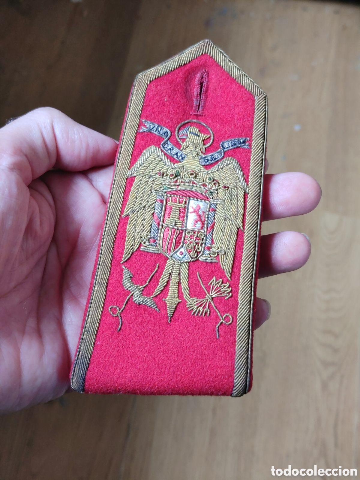 Medallas condecorativas: Hombrera bordada con aguila de San Juan.