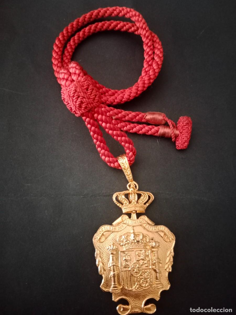Medallas condecorativas: MEDALLA VENERA DE DOCTOR DEL CLAUSTRO EXTRAORDINARIO UNIVERSITARIO - DOCTORES