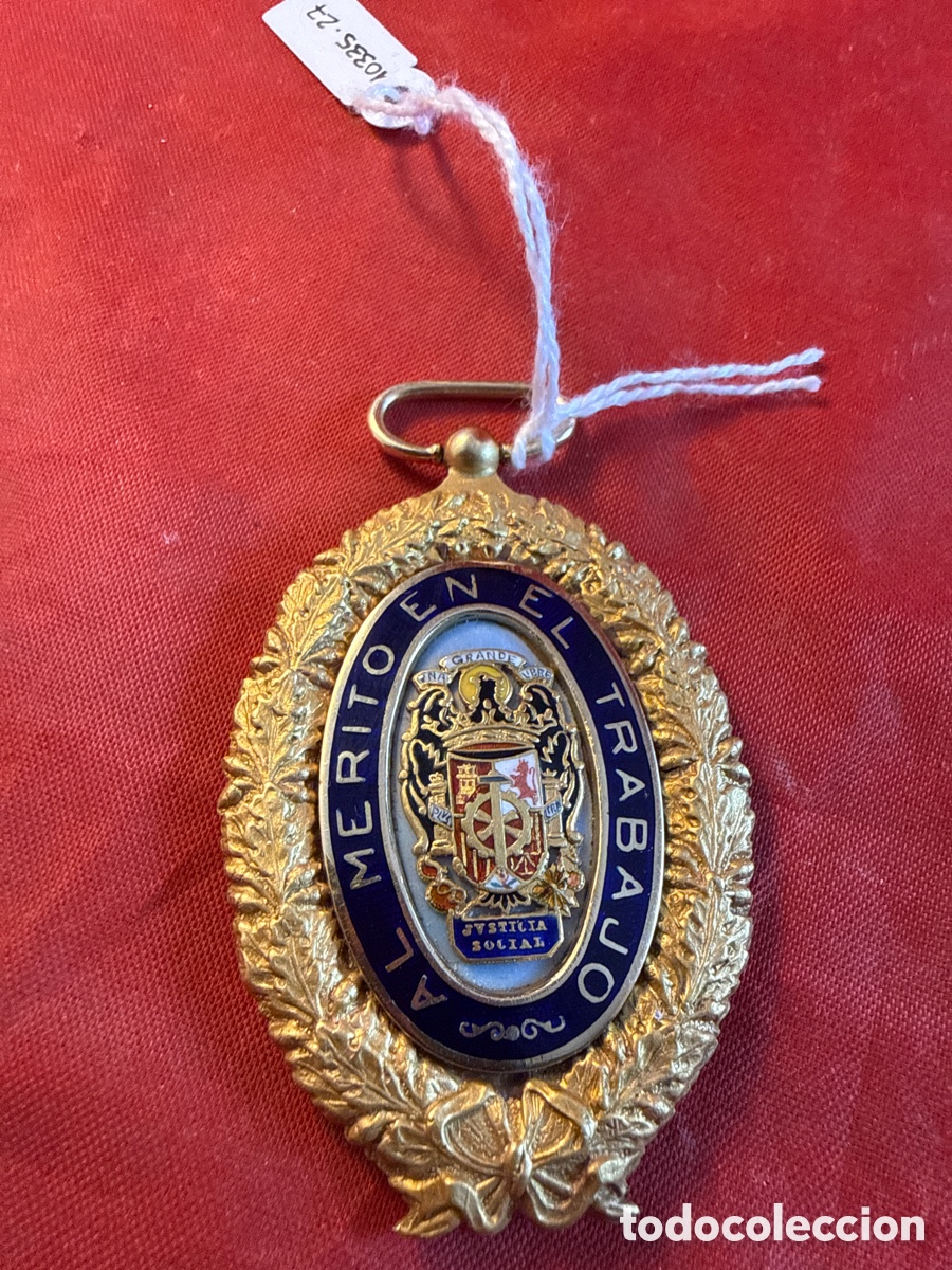 Medallas condecorativas: Condecoraci&oacute;n AL M&Eacute;RITO EN EL TRABAJO en oro y esmalte