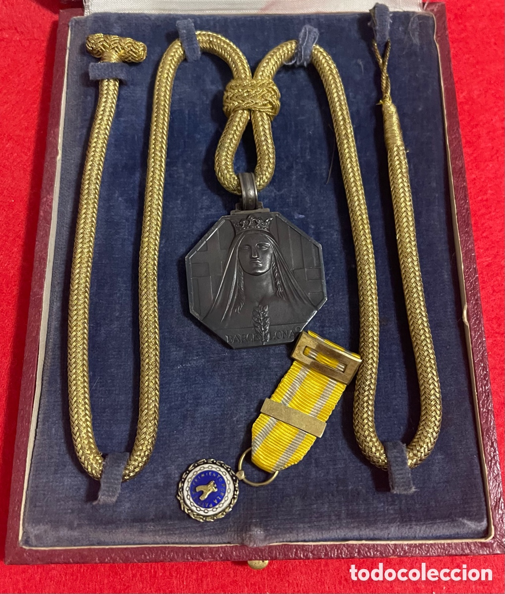 Medallas condecorativas: Antigua medalla de plata del Ayuntamiento de Barcelona, a sus excombatientes, con condecoraci&oacute;n.