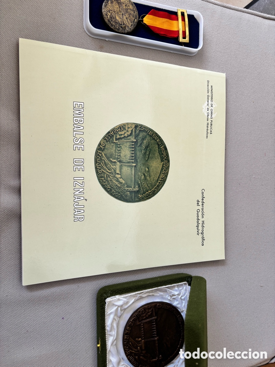 Medallas condecorativas: Conjunto Completo Medalla Oficial Embalse de Izn&aacute;jar 1969 - Excelente Estado + Estuches + Libro