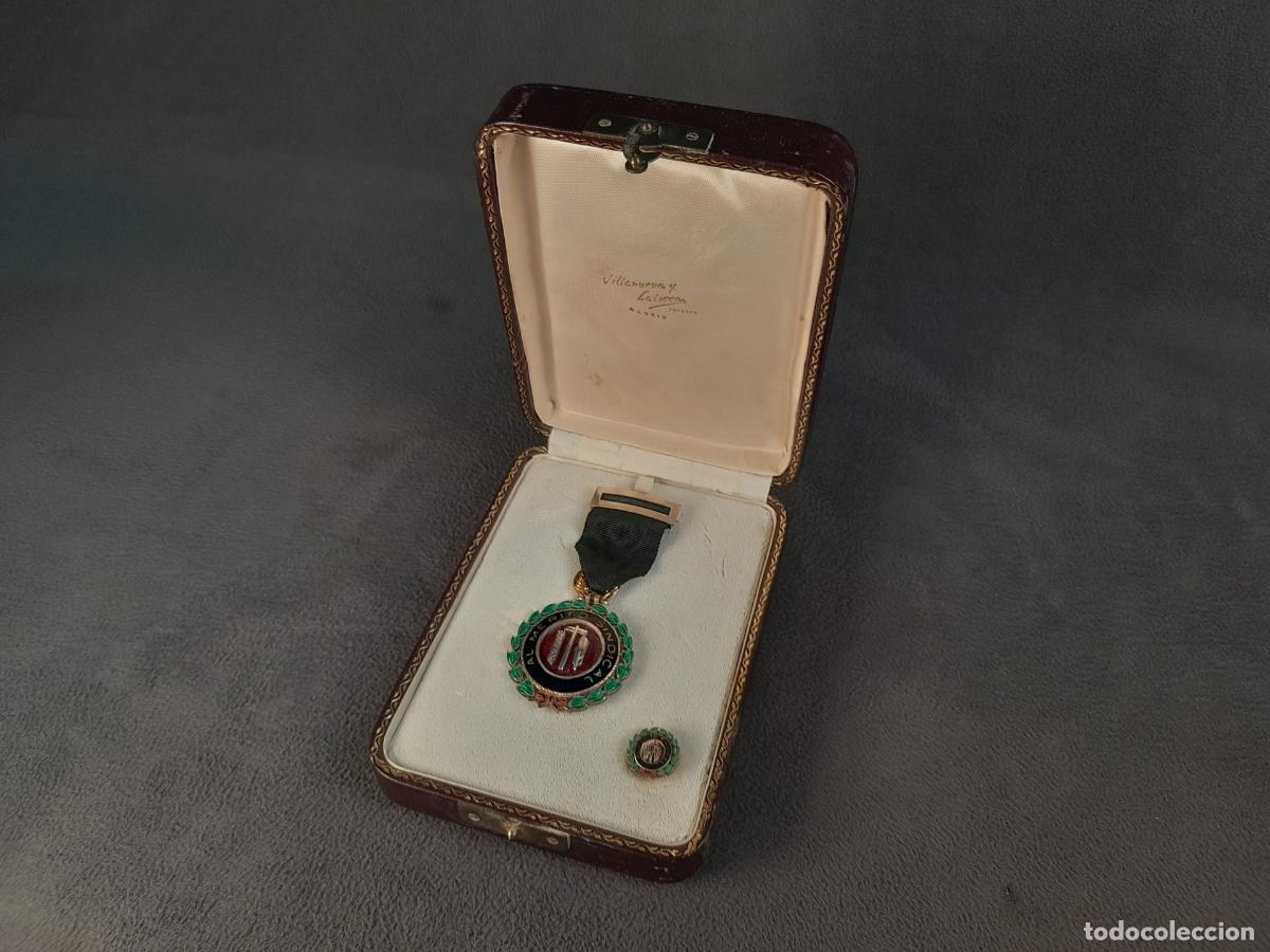 Medallas condecorativas: M-2244. MEDALLA AL M&Eacute;RITO SINDICAL EN PLATA CON MINIATURA. SIGLO XX