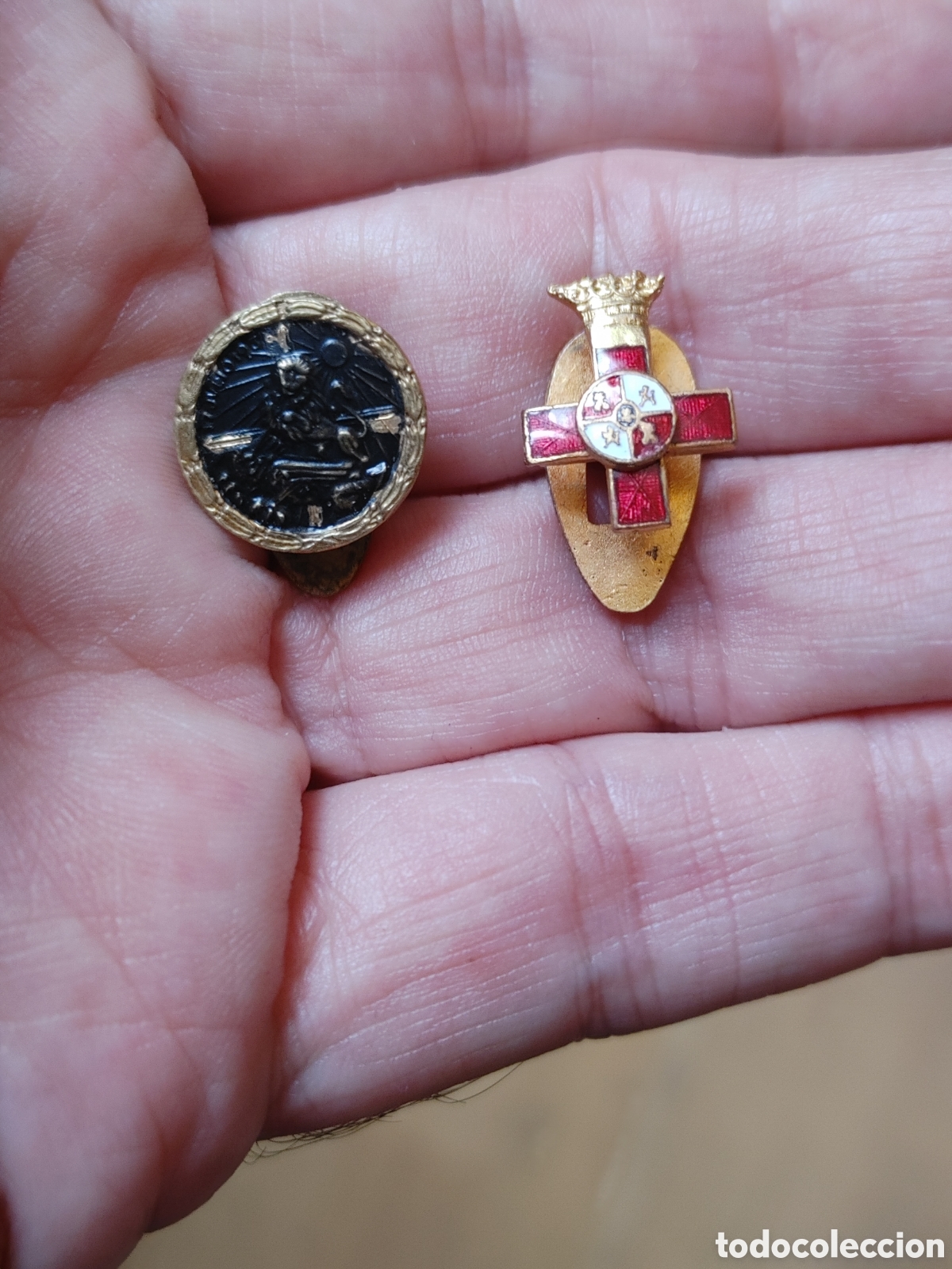 Medallas condecorativas: Dos insignias. Tema militar.