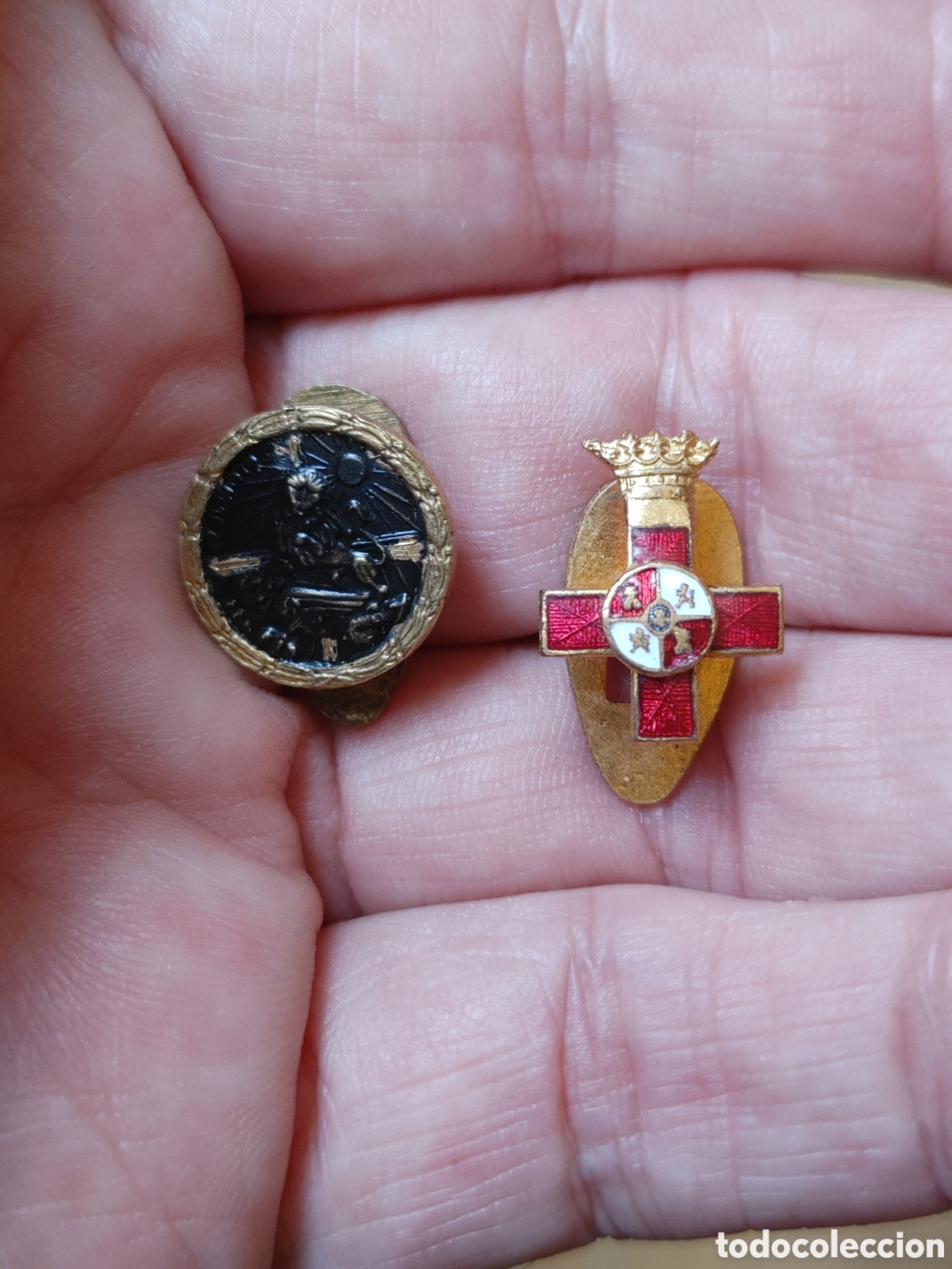 Medallas condecorativas: Dos insignias. Tema militar. - Foto 2