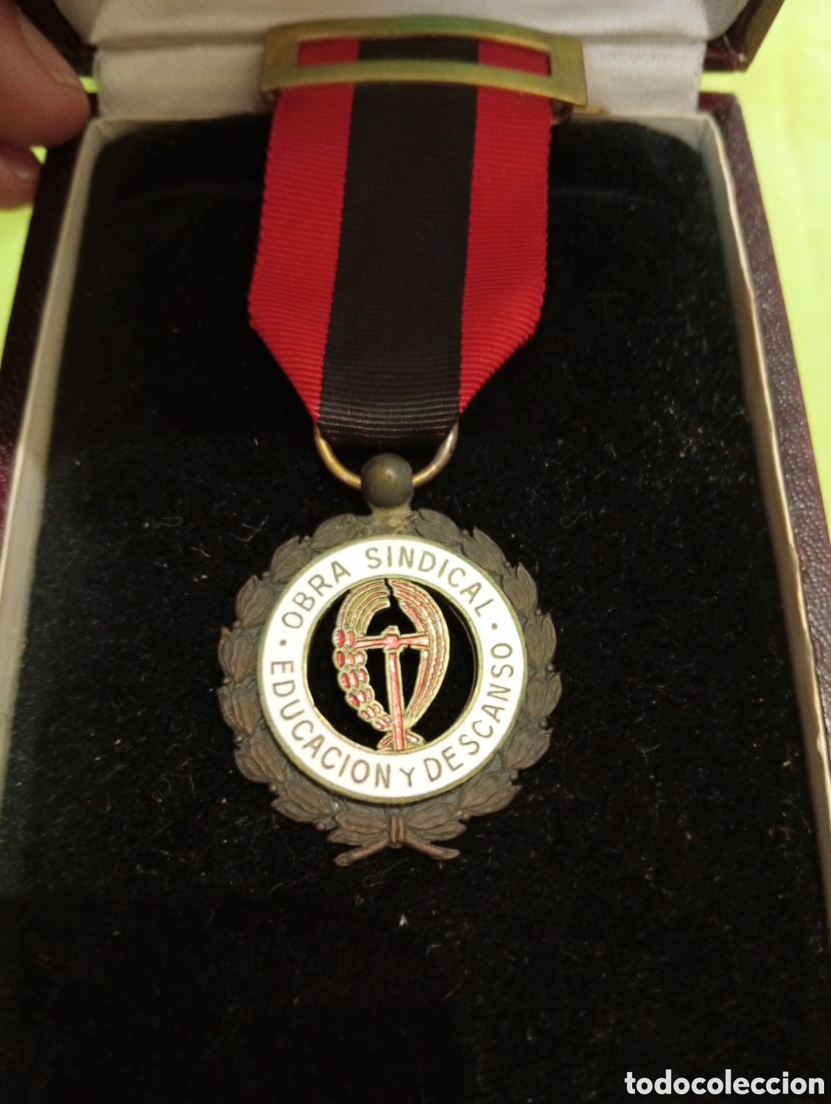 Medallas condecorativas: Obra sindical educaci&oacute;n y descanso Preciosa vieja medalla condecoraci&oacute;n rara original de epoca