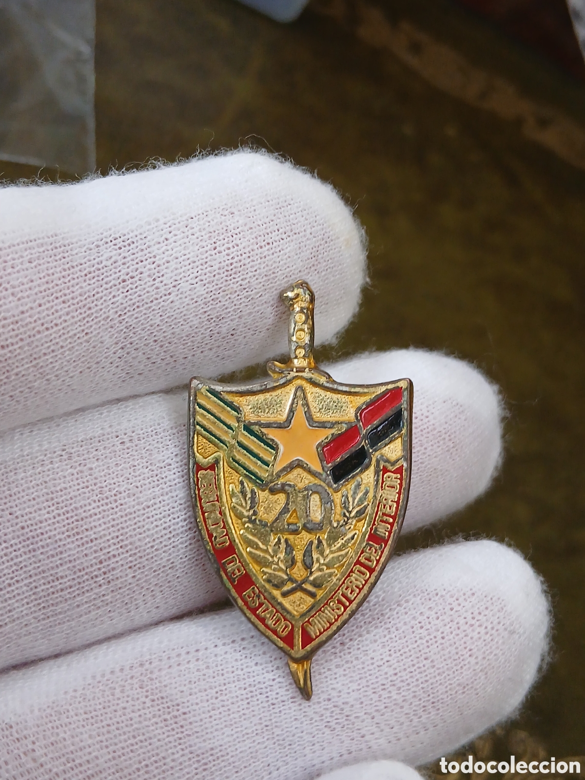Medallas condecorativas: L186Pi12.Cuba muy dif&iacute;cil pin o insignea