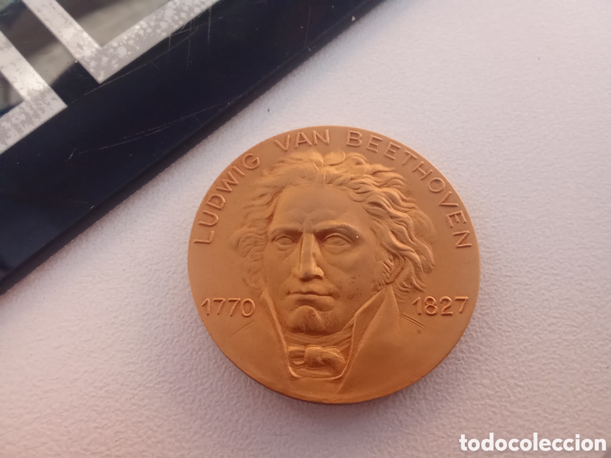 Medallas condecorativas: MEDALLA EN BRONCE DORADO DEDICADA A LUDWIG VAN BEETHOVEN (1770 - 1827) DE CALICO. A&Ntilde;O 1969