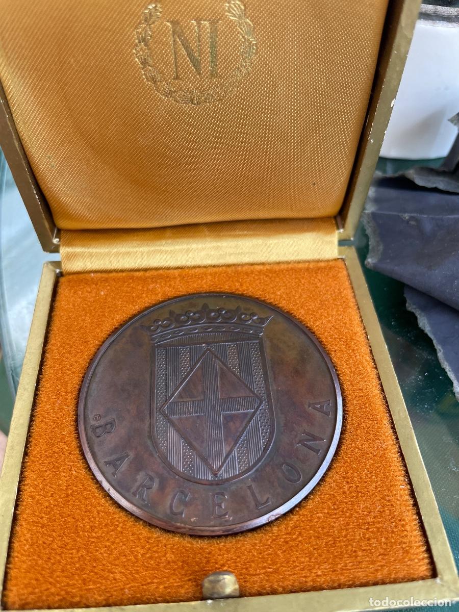 Medallas condecorativas: Medalla de la cruz roja espa&ntilde;ola asamblea provincial Barcelona con su caja original