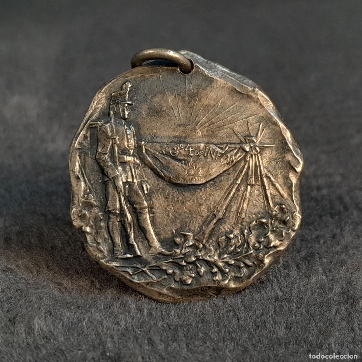 Medallas condecorativas: M-2271. MEDALLA DE JURAMENTO DE BANDERA DEL REGIMIENTO 4&ordm; DE INFANTER&Iacute;A DE L&Iacute;NEA. PLATA. A&Ntilde;O 1887