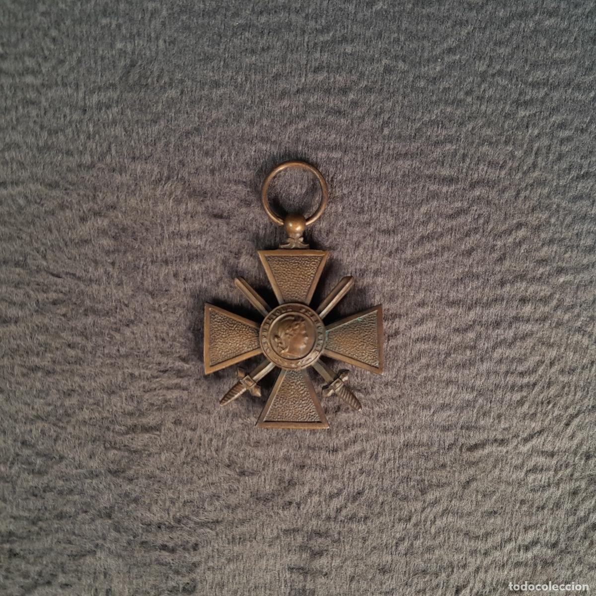 Medaillen Auszeichnungen: M-2272. CRUZ DE GUERRA CON ESPADAS (CROIX DE GUERRE 1914-1918). BRONCE. SIGLO XX.