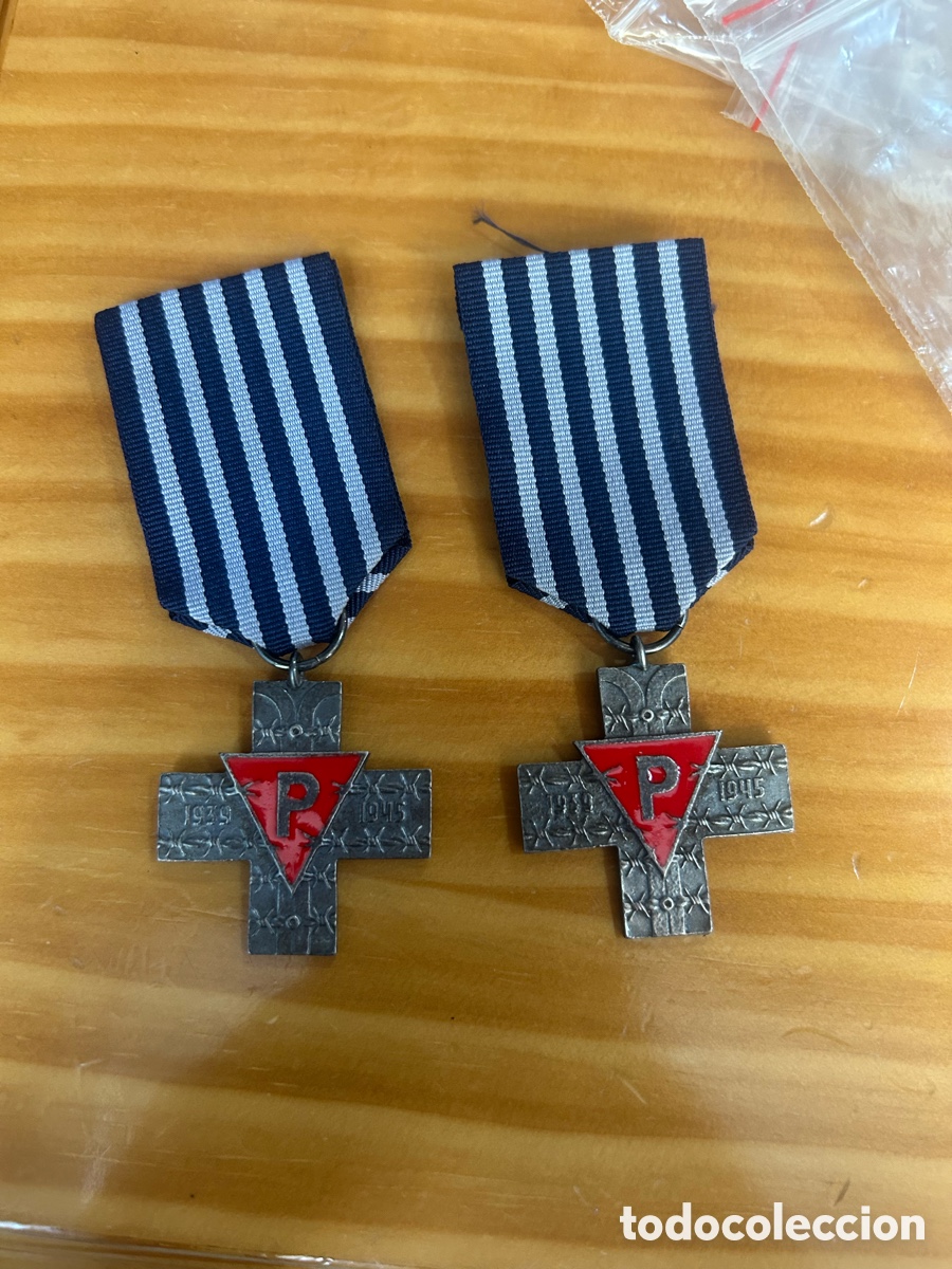 Medallas condecorativas: Lote de dos medallas campo concentraci&oacute;n Polonia