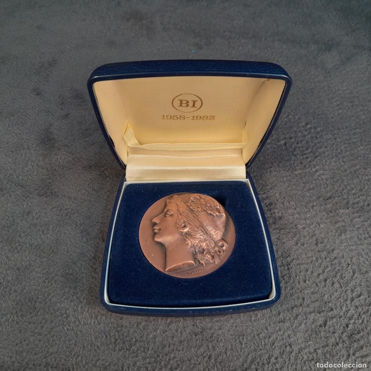 Medallas condecorativas: M-2277. MEDALLA DEL 25 ANIVERSARIO DEL BANC INTERNACIONAL EN BRONCE. JOAN VILADOMAT. 1958-1983