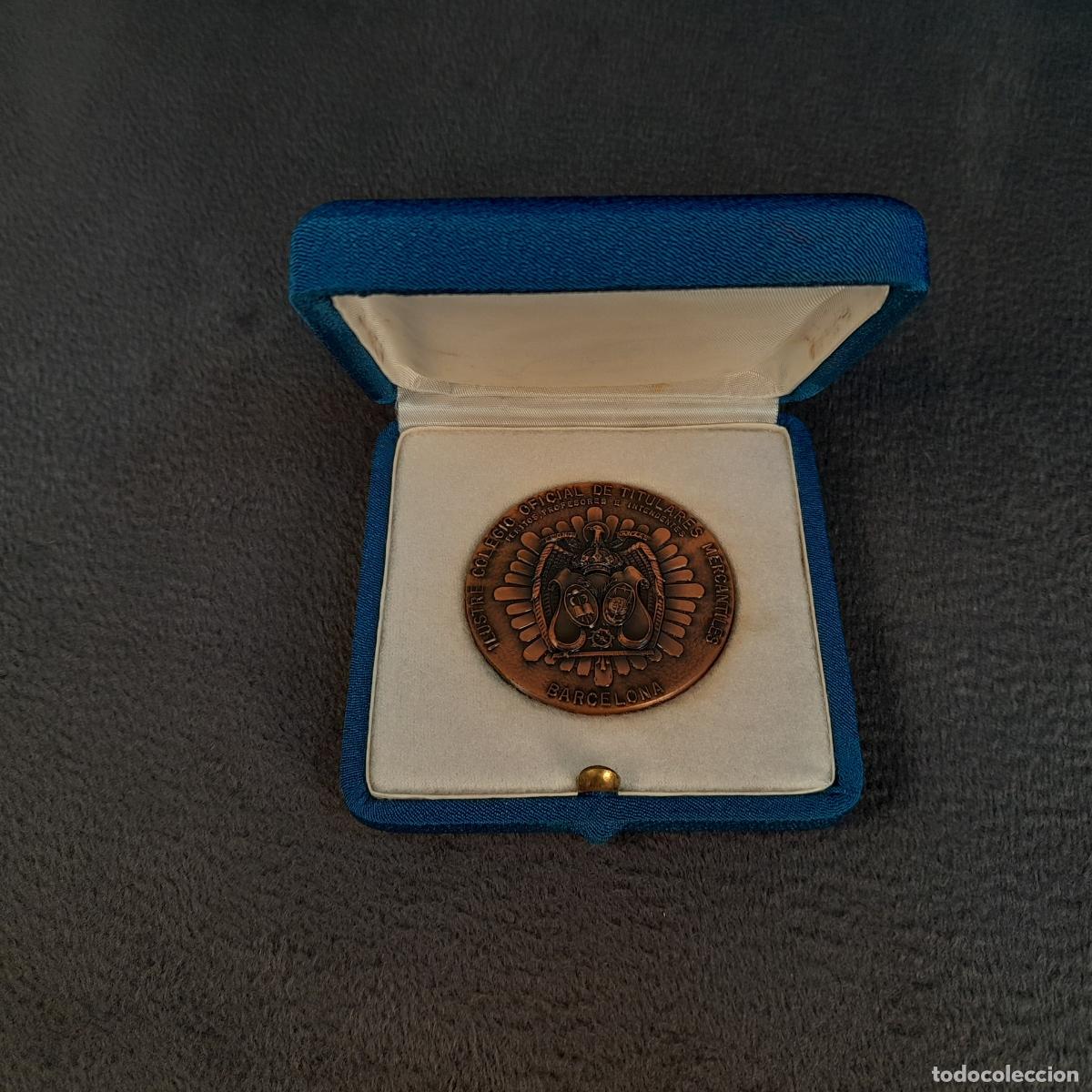 Decorations Medals: M-2279. MEDALLA DE BRONCE DEL ILUSTRE COLEGIO OFICIAL DE TITULARES MERCANTILES N 75. 1898-1973