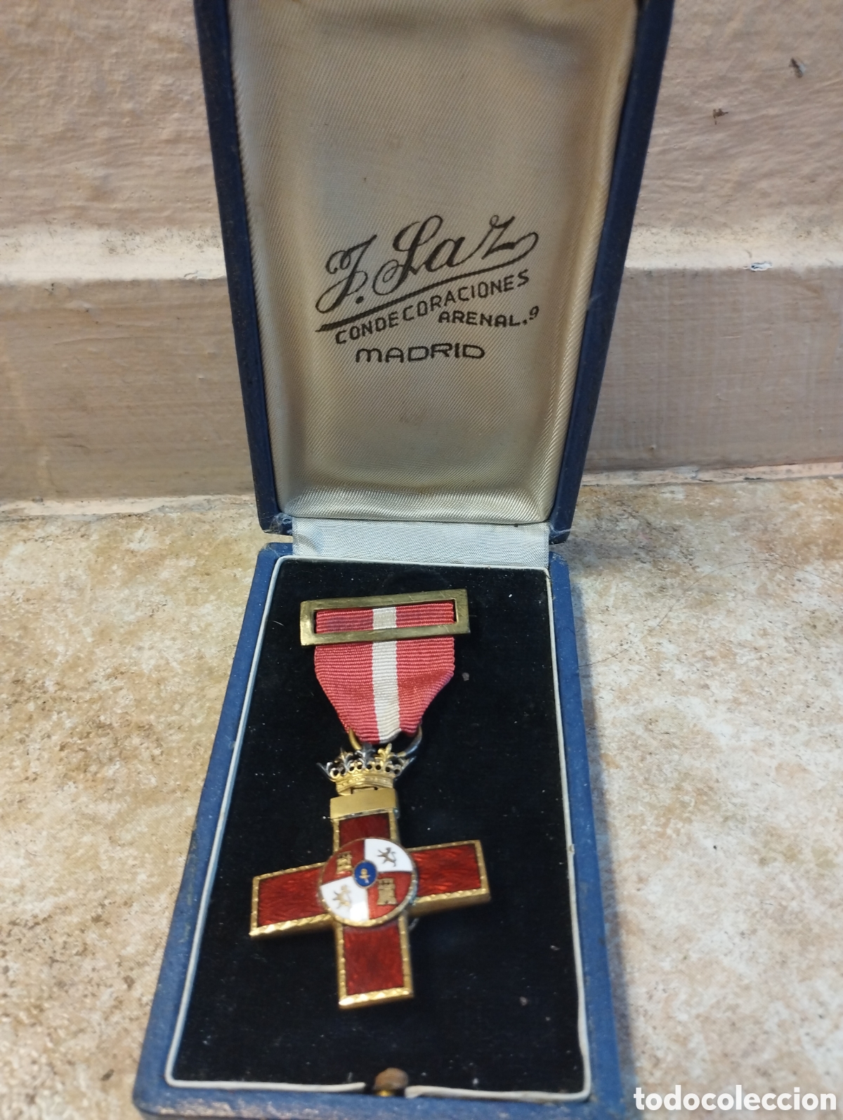 Medallas condecorativas: Cruz del M&eacute;rito Militar distintivo rojo en su estuche original 1945-1979