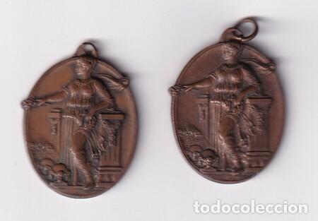 Medallas condecorativas: Dos Medallas escolares de 1935 del 'IV ANIVERSARI PROCLAMACIO DE LA REPUBLICA'. Conservaci&oacute;n normal.