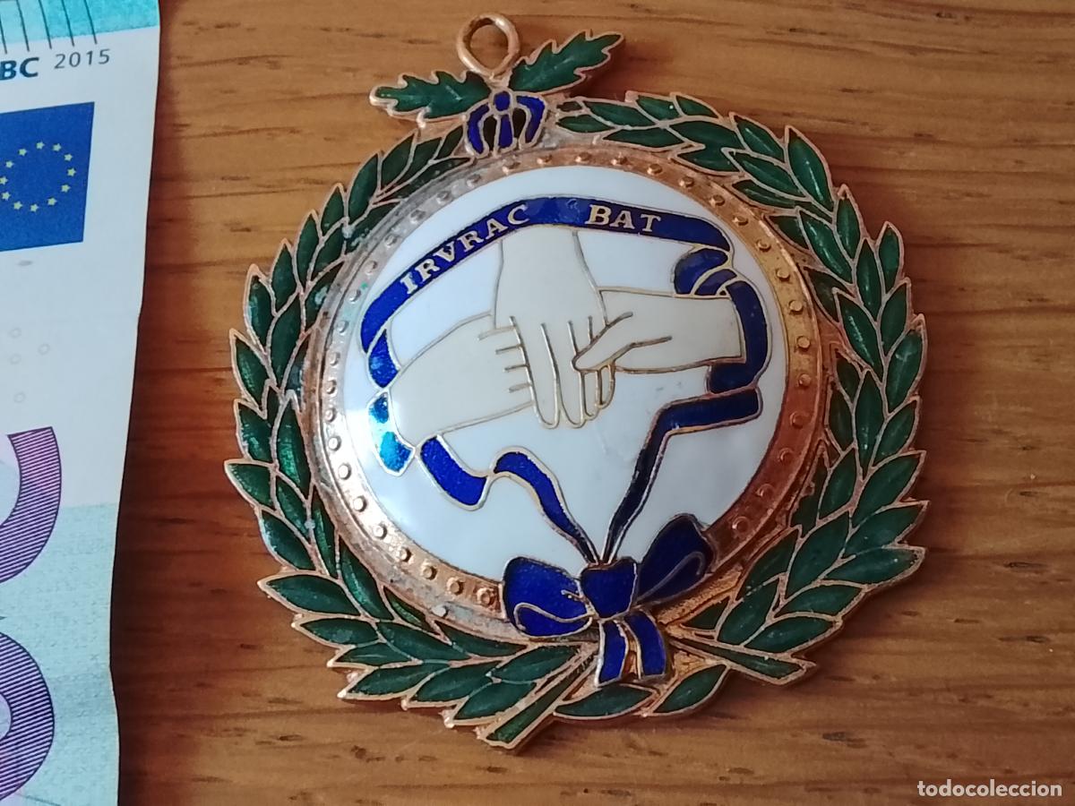 Medallas condecorativas: Medall&oacute;n de la Sociedad Irurac Bat, Pa&iacute;s Vasco, Sociedad Bascongada de Amigos del Pa&iacute;s