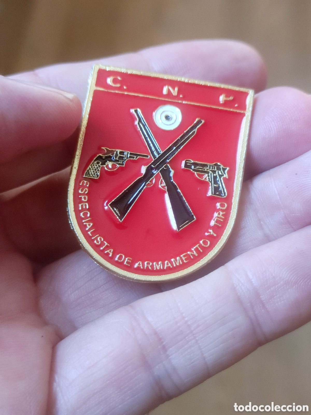 Medallas condecorativas: Distintivo. Especialista de armamento y tiro. Del Cuerpo nacional de policia.