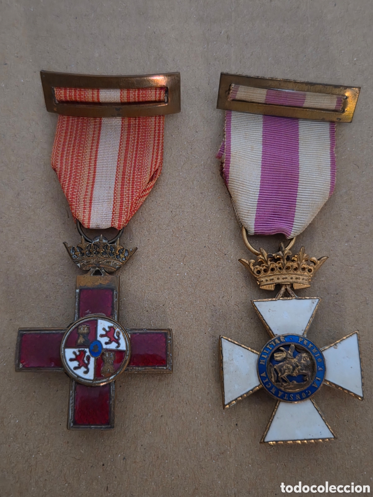 Medallas condecorativas: REAL Y MILITAR ORDEN DE SAN HERMENEGILDO Y MERITO MILITAR DISTINTIVO ROJO LOTE DE 2 ORIGINALES