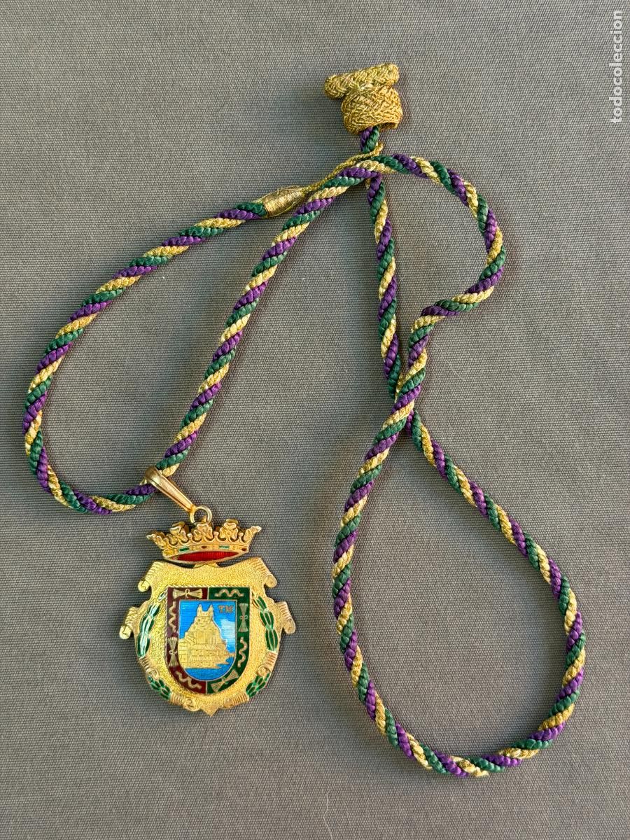 Medallas condecorativas: Medalla de plata 925 , Excmo. Ayuntamiento de M&aacute;laga , esmaltada .