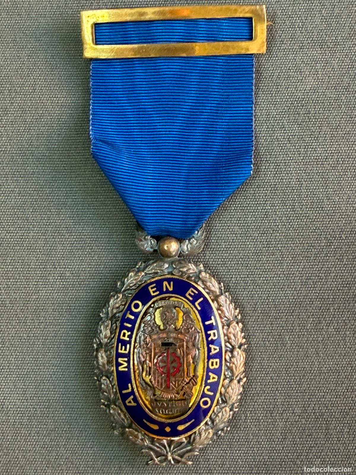 Medallas condecorativas: Medalla al m&eacute;rito en el trabajo . esmaltada