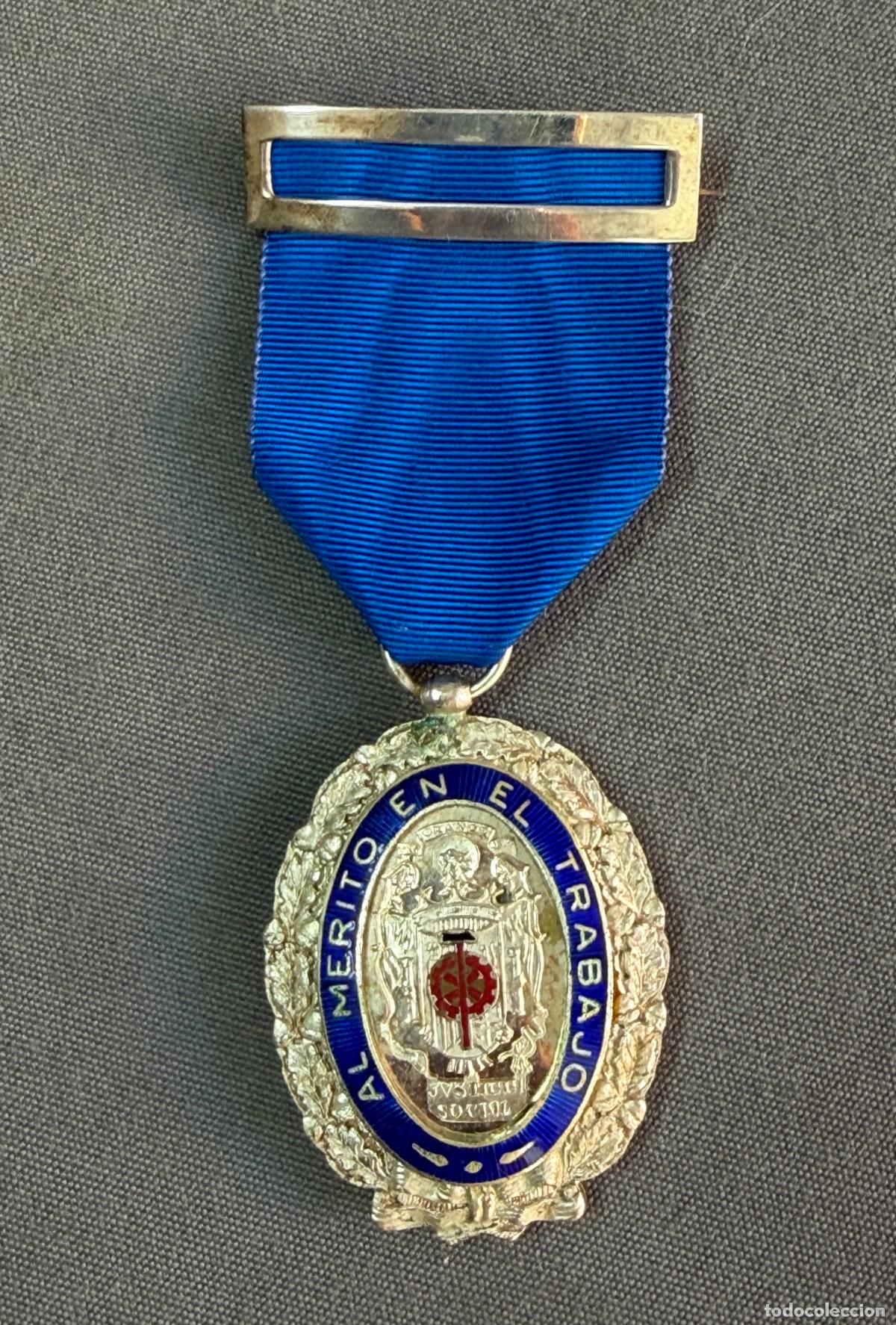 Medallas condecorativas: Medalla al m&eacute;rito en el trabajo . plateada y esmaltada