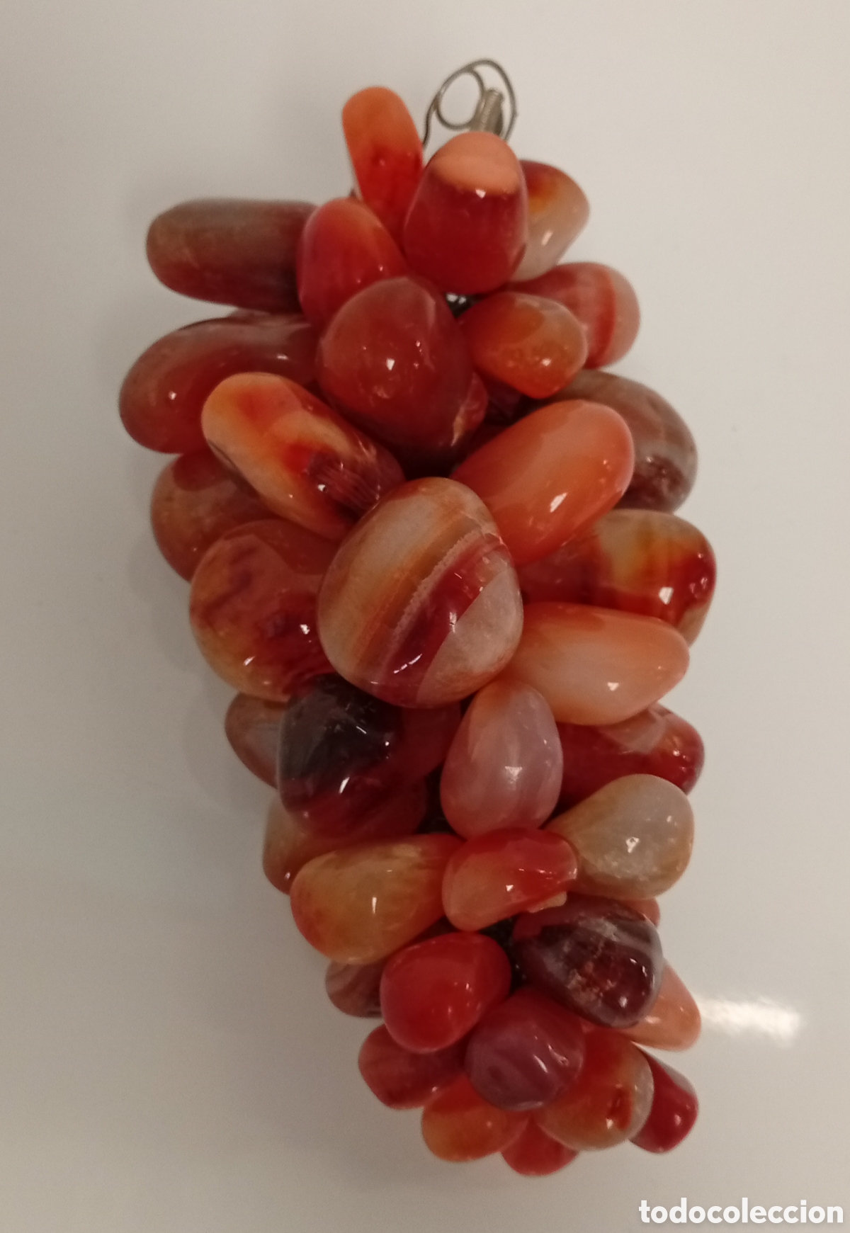Medallas condecorativas: RACIMO DE UVAS DECORATIVO HECHO CON PIEDRAS