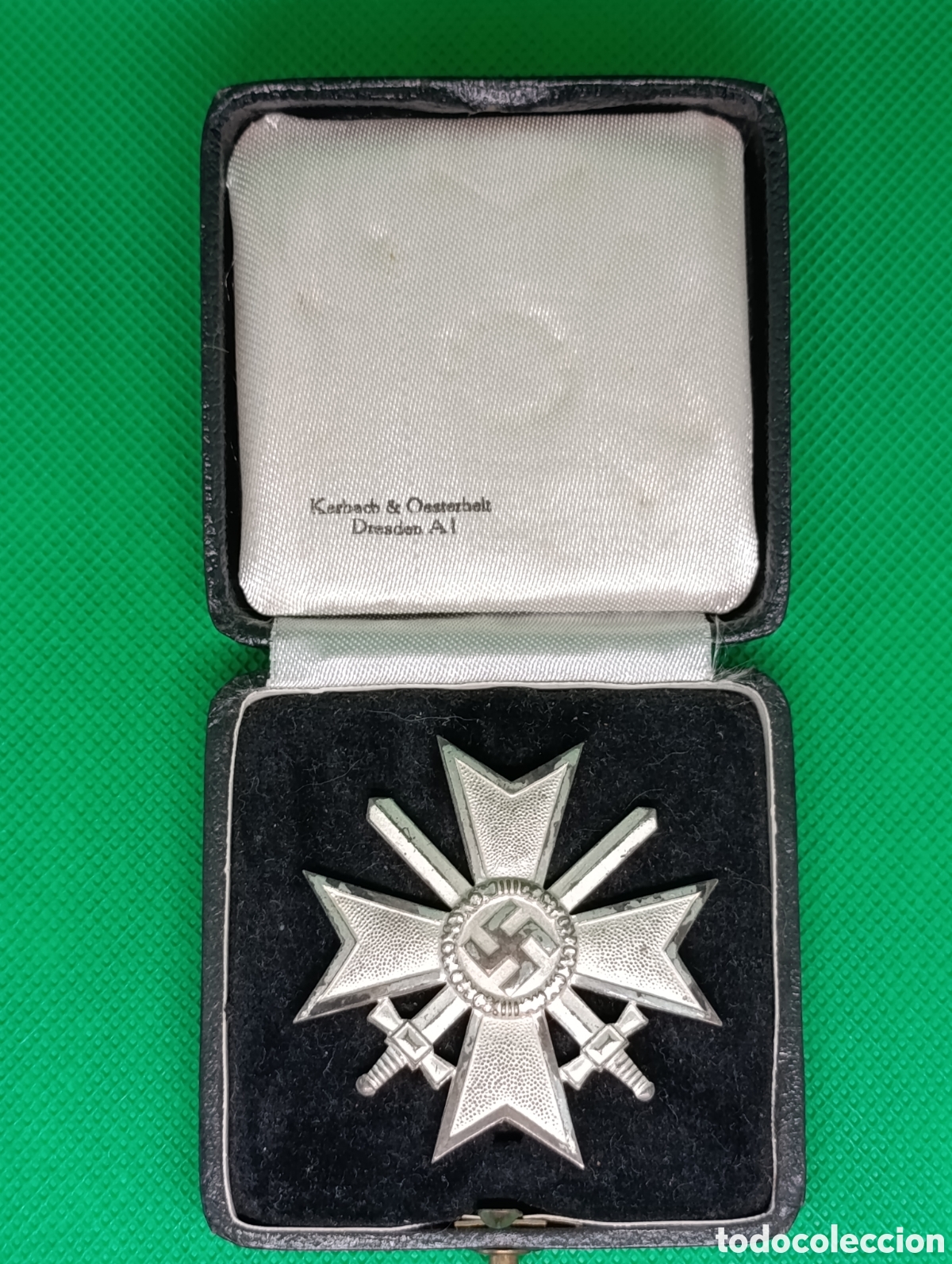 Medallas condecorativas: Cruz al M&eacute;rito Militar 1&ordf; Clase con Espadas (KVK 1 mit Schwertern) con Estuche Marcado Kerbach & Oes