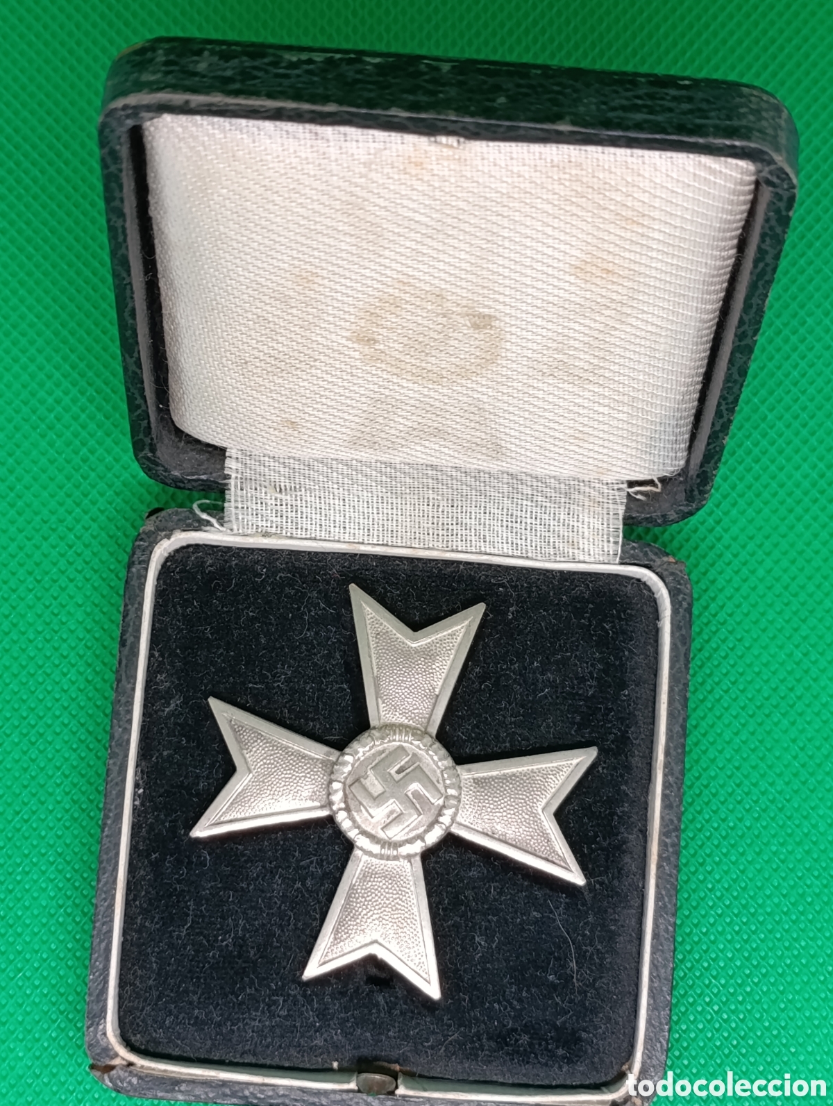 Medallas condecorativas: Cruz al M&eacute;rito Militar 1&ordf; Clase SIN Espadas (KVK 1 ohne Schwerter) en Estuche Original - II GM / III