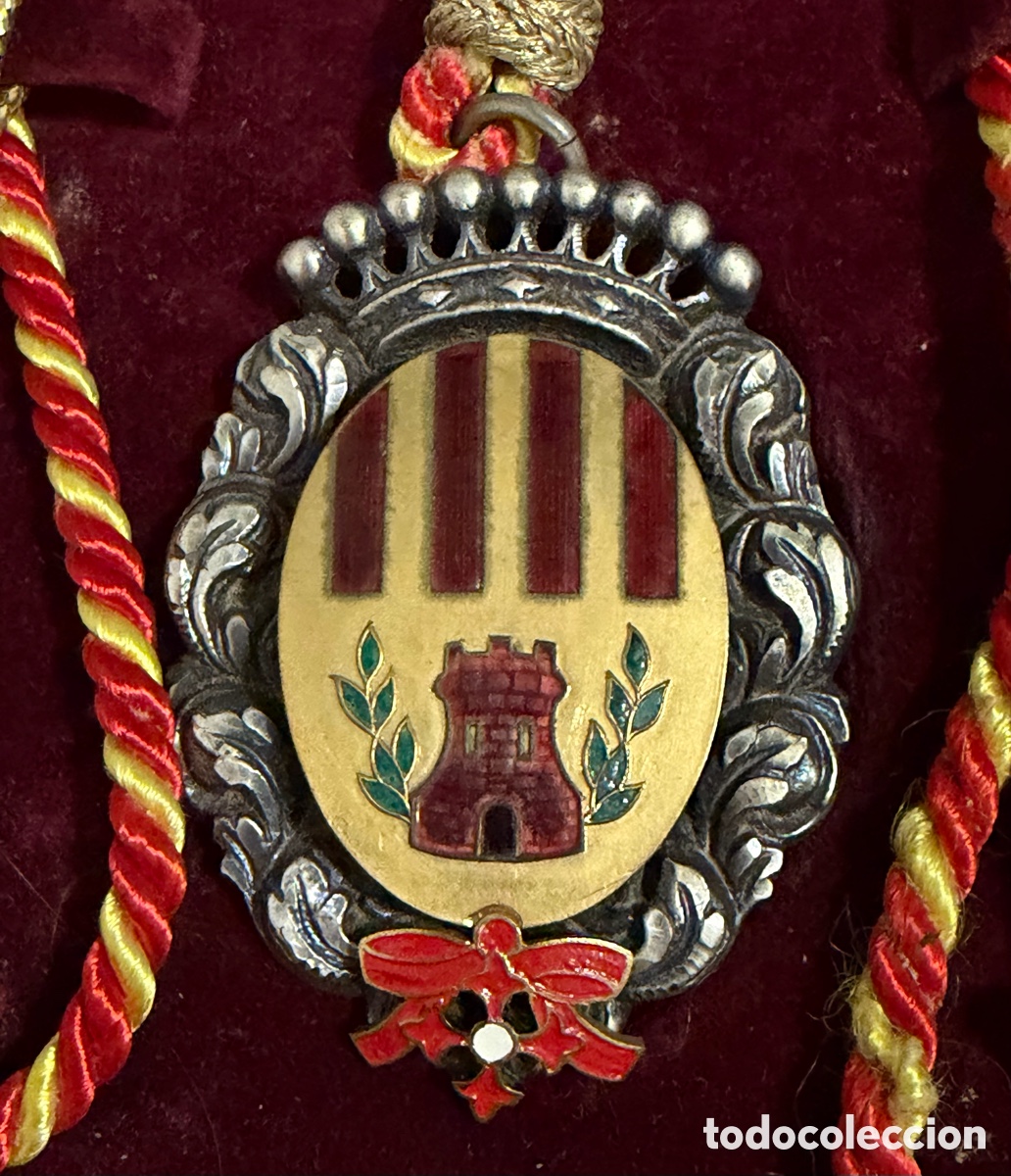 Medallas condecorativas: Medalla o venera de la corporaci&oacute;n municipal de la ciudad de Tarrasa. Con caja original.