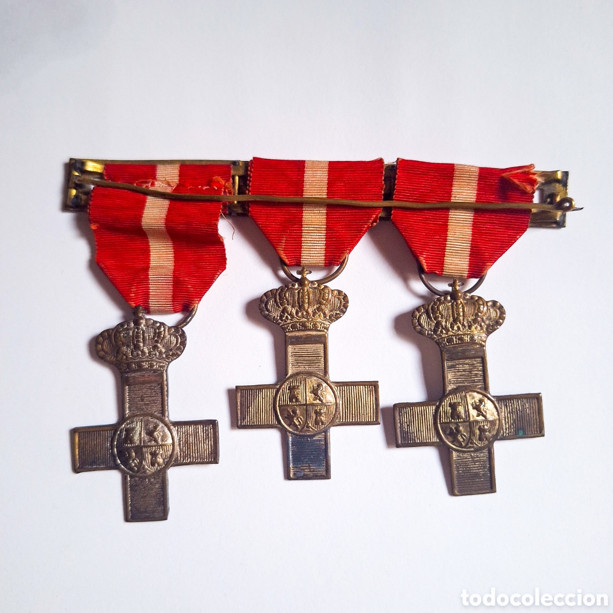 Medallas condecorativas: Triple pasador cruces m&eacute;rito militar &eacute;poca alfonsina y funda cartilla