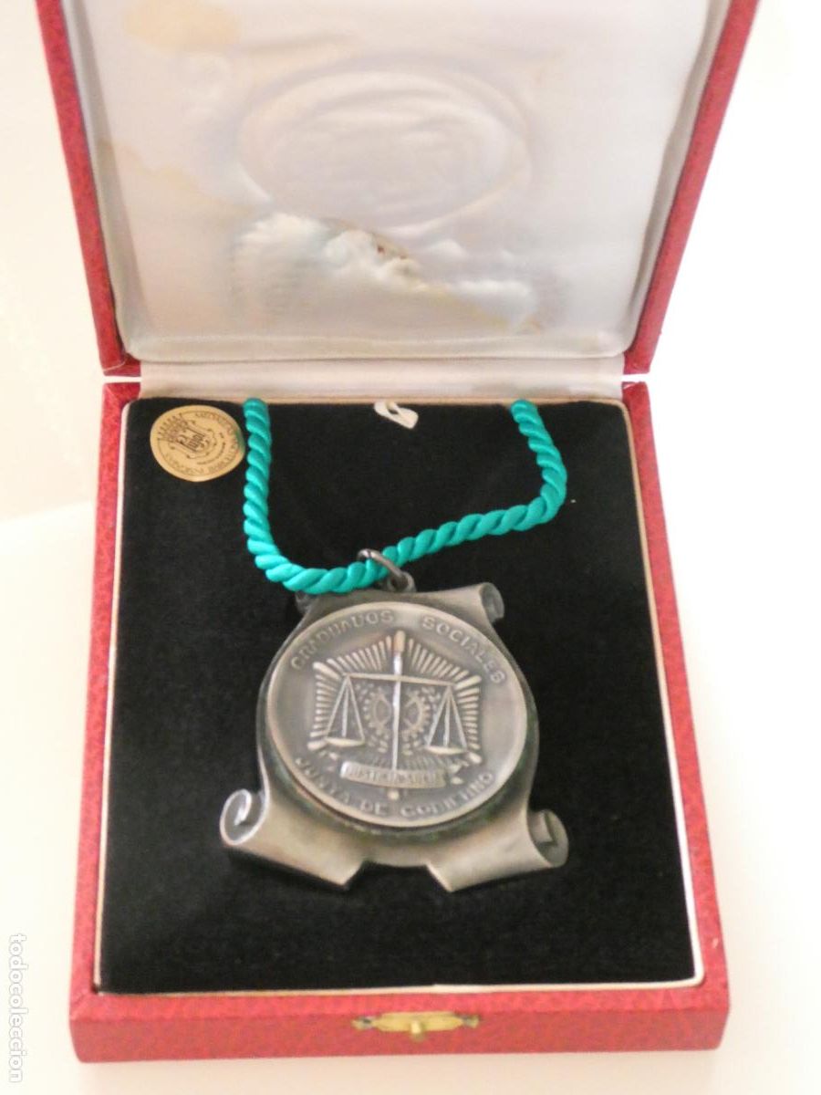 Medallas condecorativas: MEDALLA MEDALL&Oacute;N ENCOMIENDA DE GRADUADOS SOCIALES JUNTA DE GOBIERNO. CON CAJA. 350GR