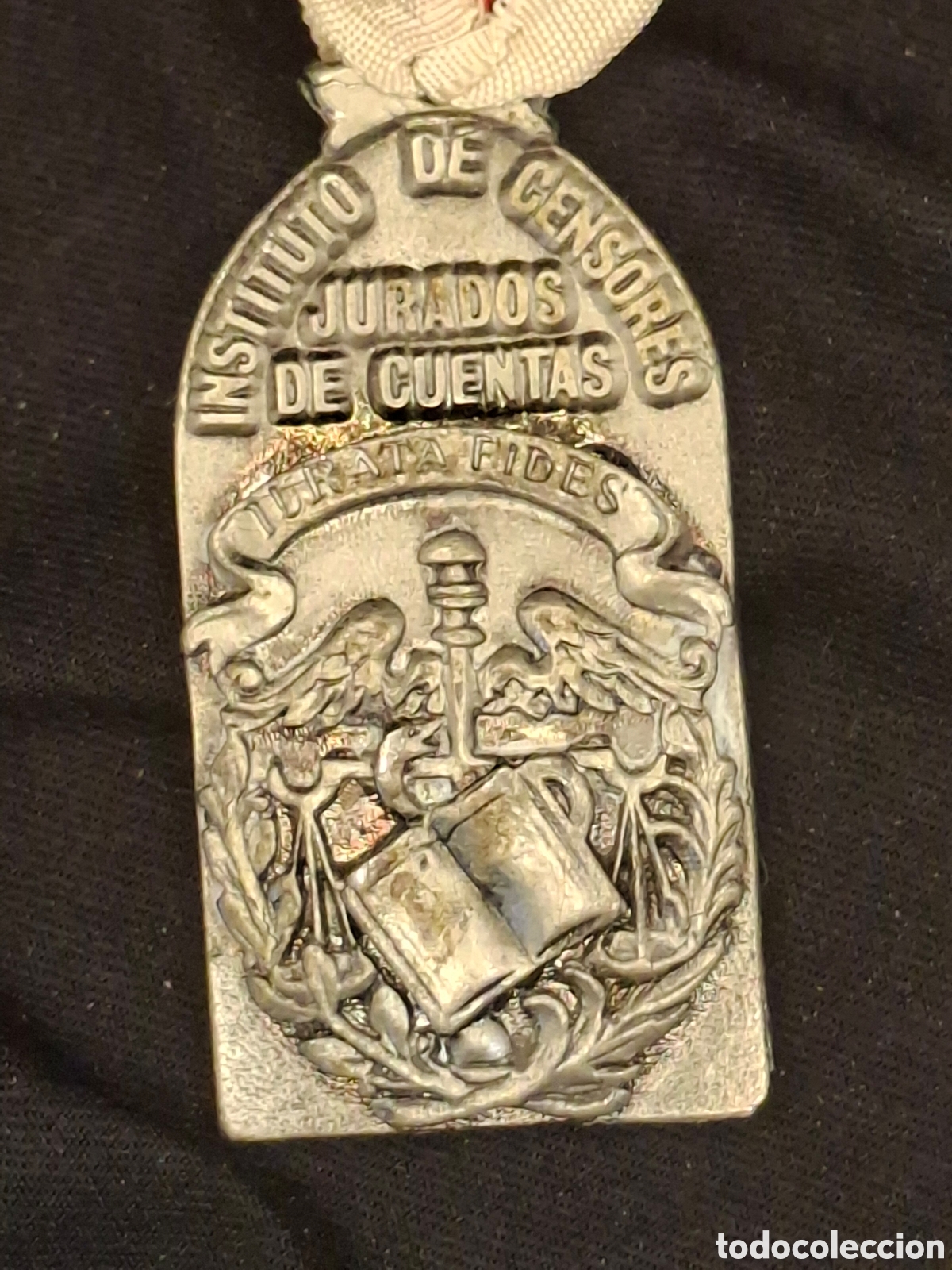 Medallas condecorativas: medalla conmemorativa o distintivo corporativo del Instituto de Censores Jurados de Cuentas . MTC6