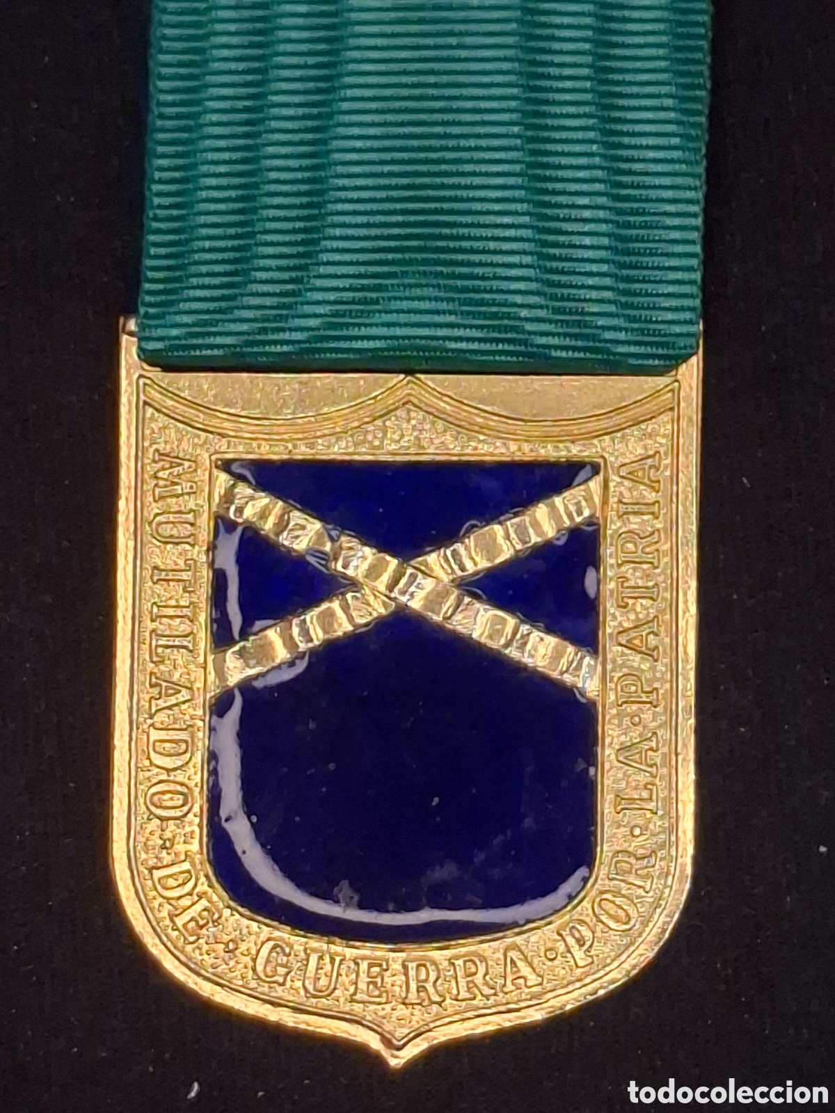 Medallas condecorativas: Escudo de Mutilado de Guerra por la Patria. Modelo 1977 / 1980. Esmalte azul. MCTC2