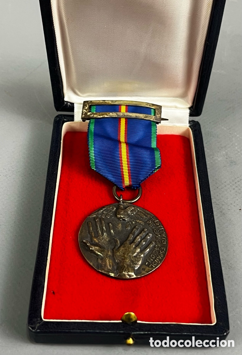 Medallas condecorativas: MEDALLA DE HONOR DE LA EMIGRACI&Oacute;N (PLATA) - INSTITUTO ESPA&Ntilde;OL DE EMIGRACI&Oacute;N (1970) CON ESTUCHE
