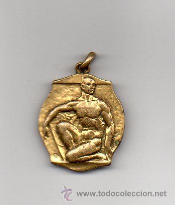 Collectionnisme sportif: MEDALLA ANTIGUA - CLUB NATACION BARCELONA  1945, EN RELIEVE - 4 X 3 CM, POCAS SE&Ntilde;ALES DE USO