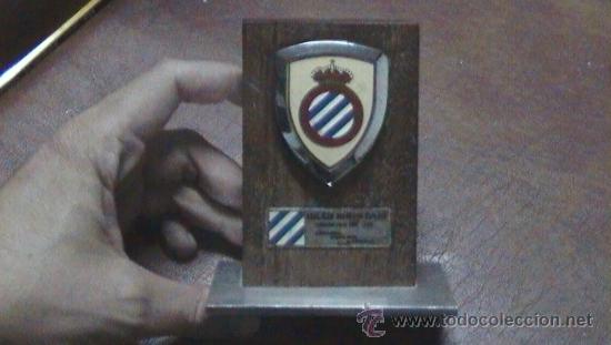 Collezionismo sportivo: Trofeo con 2 placas antiguas del R C D ESPA&Ntilde;OL enganchadas sobre una superficie de madera. No pin
