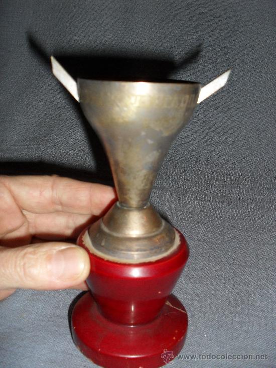 Coleccionismo deportivo: Antiguo trofeo copa alpaca y base de madera / Pentathlon